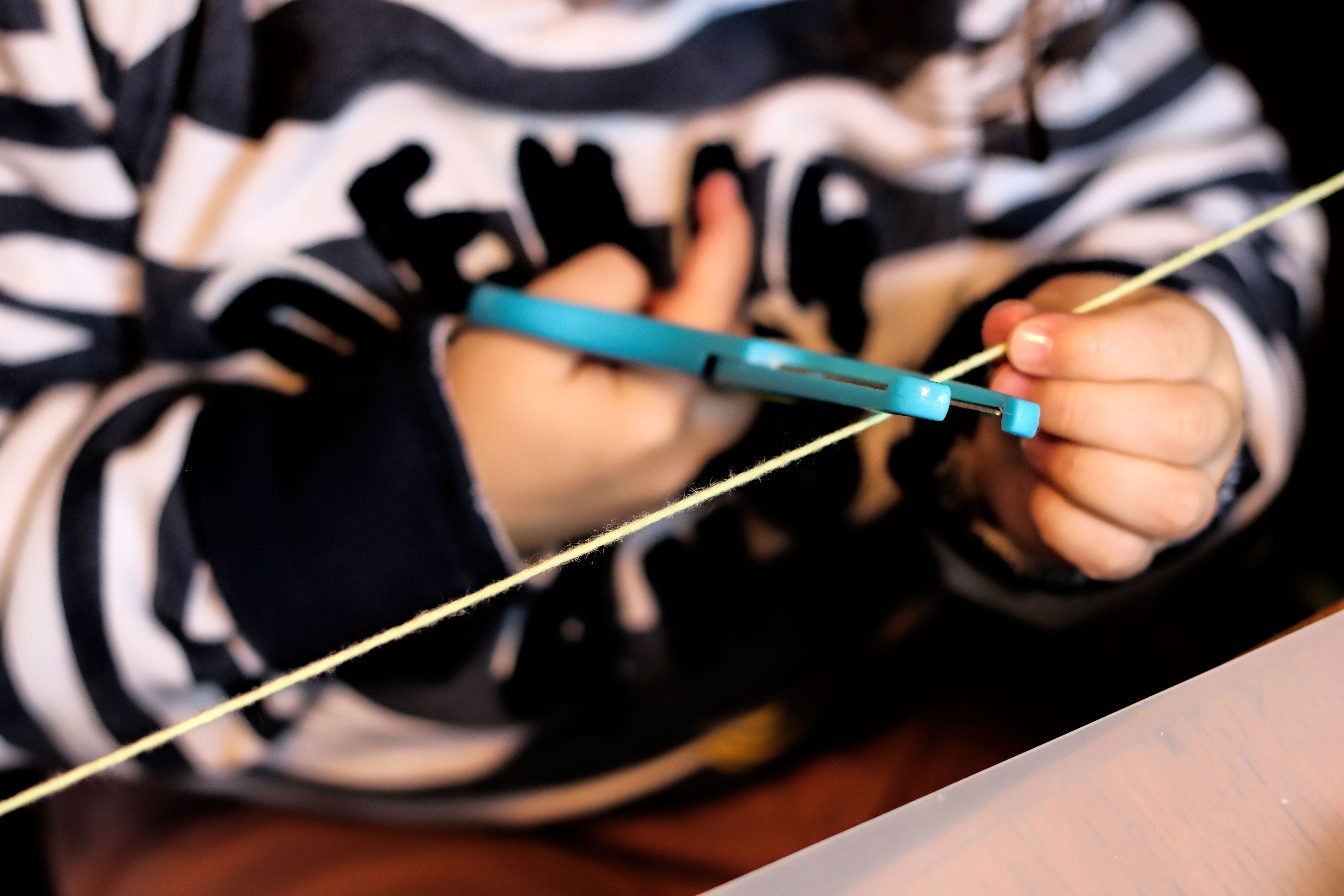 wolle schneiden kleinkinder sensorik basteln