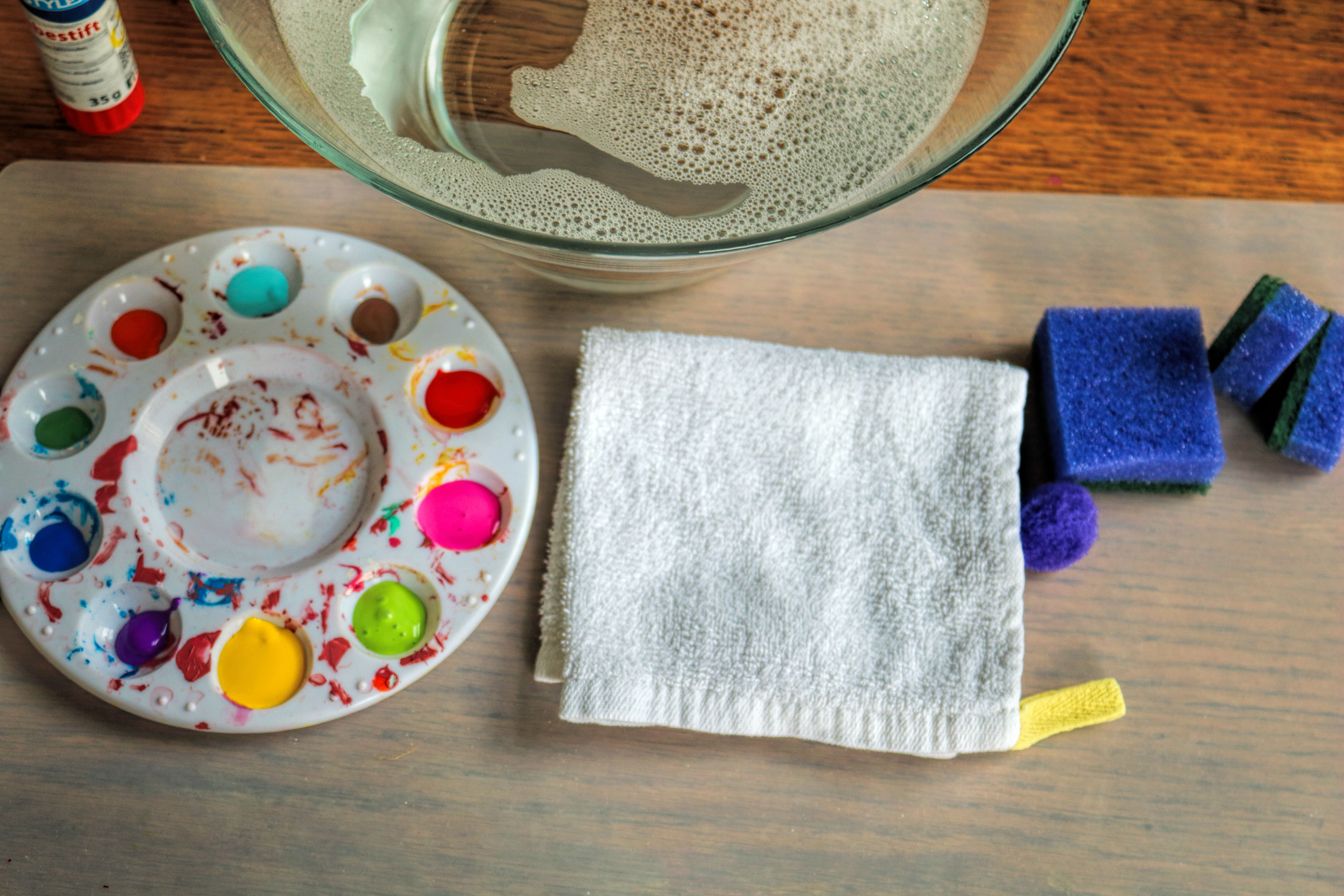 Fingerfarbe basteln mit Kleinkind Ostern U3